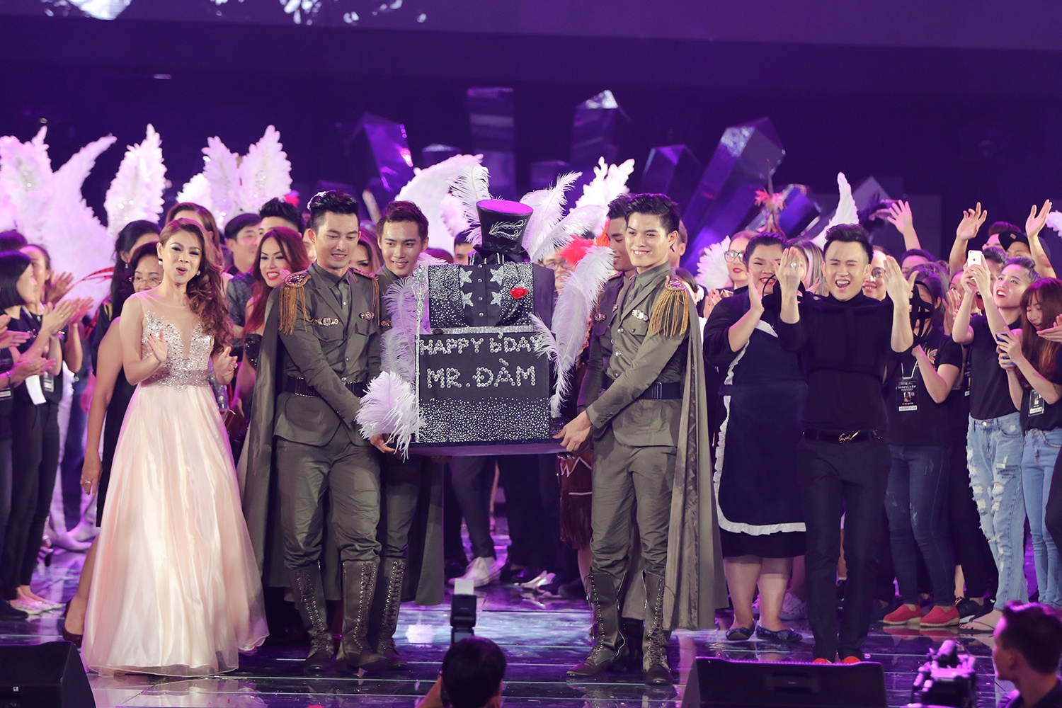 Dam Vinh Hung duoc to chuc sinh nhat anh 1