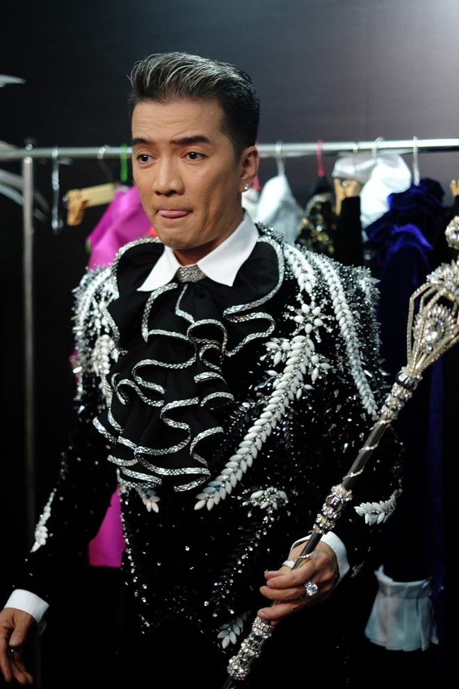 Dam Vinh Hung duoc fan tang qua khung anh 1