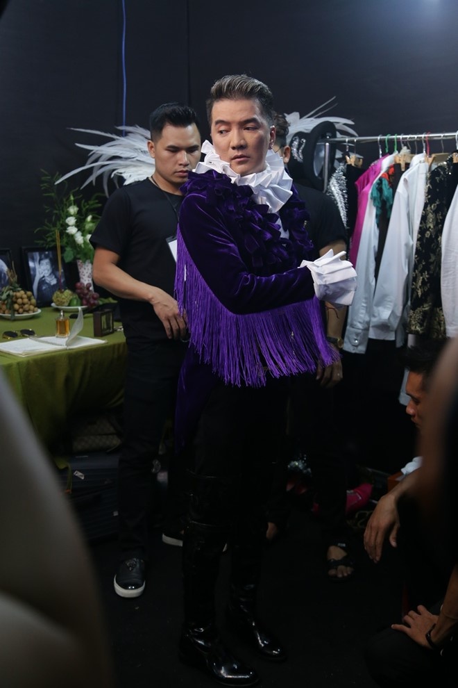 Dam Vinh Hung duoc fan tang qua khung anh 2