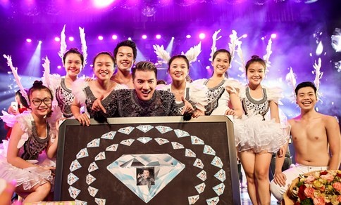 Mr. Dam duoc to chuc sinh nhat ngay trong liveshow hinh anh