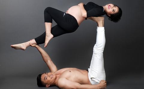 MC Hong Phuong chup hinh xiec voi chong du mang bau 6 thang hinh anh