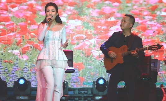 Hien Thuc thang hoa trong dem nhac acoustic hinh anh