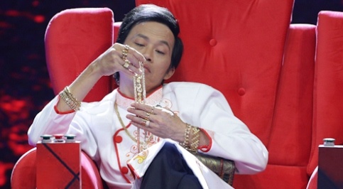 Hoai Linh deo vang day nguoi khi ngoi ghe nong hinh anh