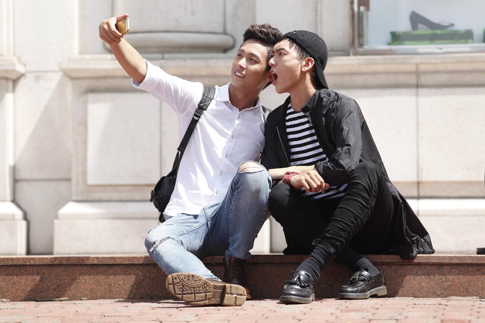 Huy Khanh hon Maya trong phim anh 7