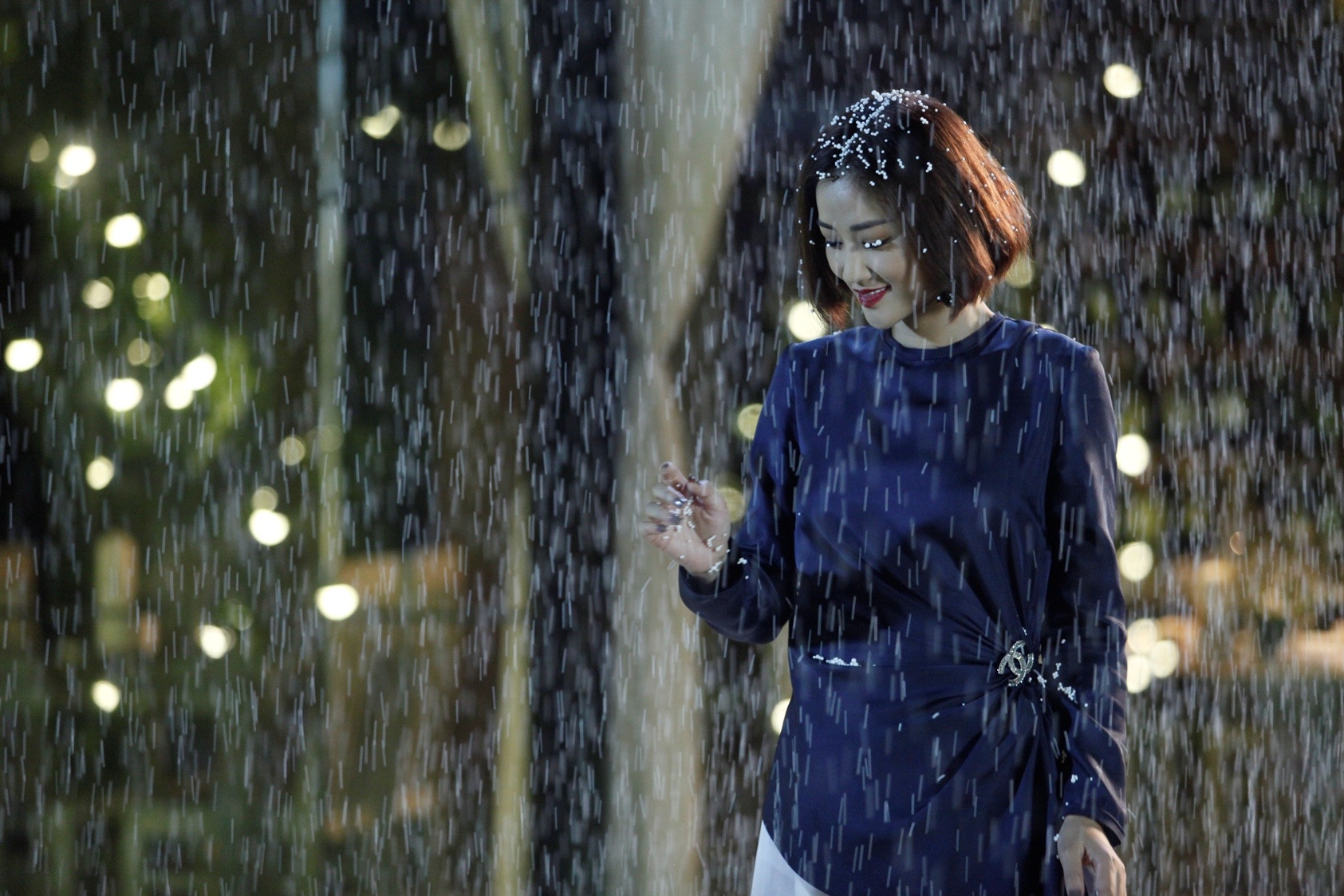 Huy Khanh hon Maya trong phim anh 5