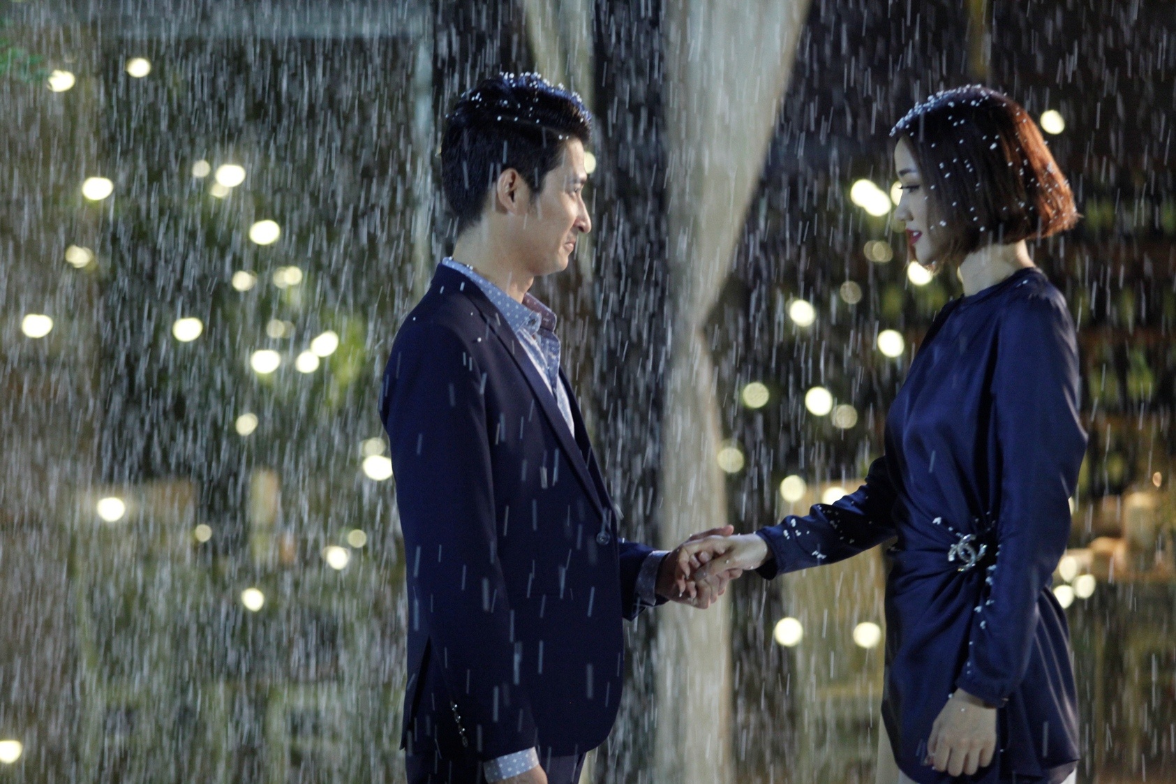 Huy Khanh hon Maya trong phim anh 4