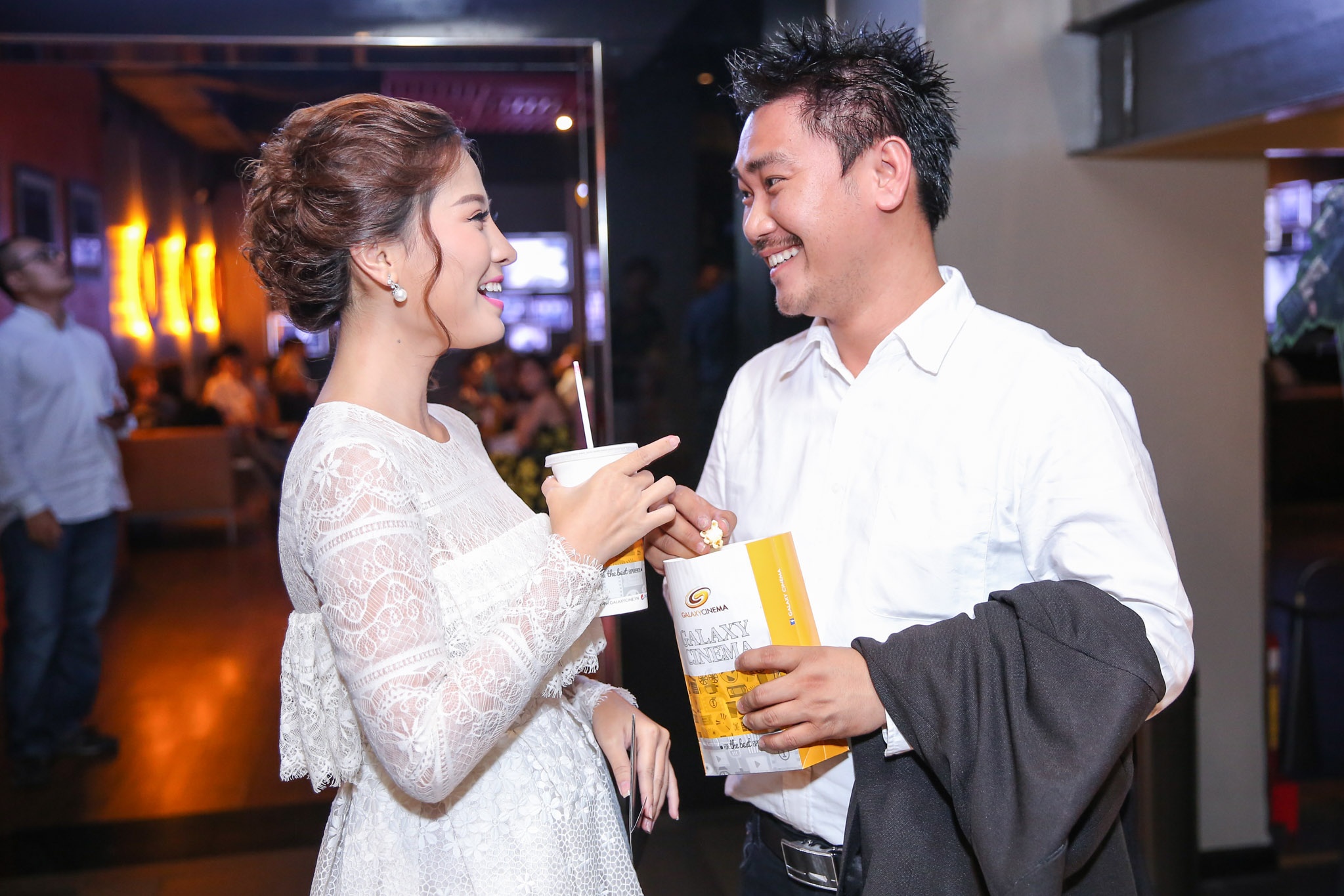 Milan Pham mot minh di xem phim anh 5