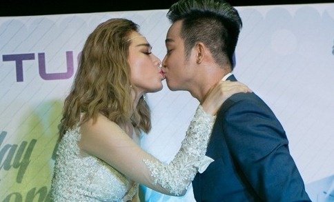 Quach Tuan Du hon ban gai doanh nhan o tiec sinh nhat hinh anh