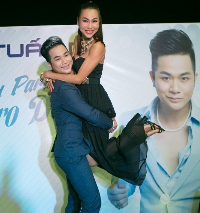 Quach Tuan Du hon nguoi yeu o tiec sinh nhat anh 7