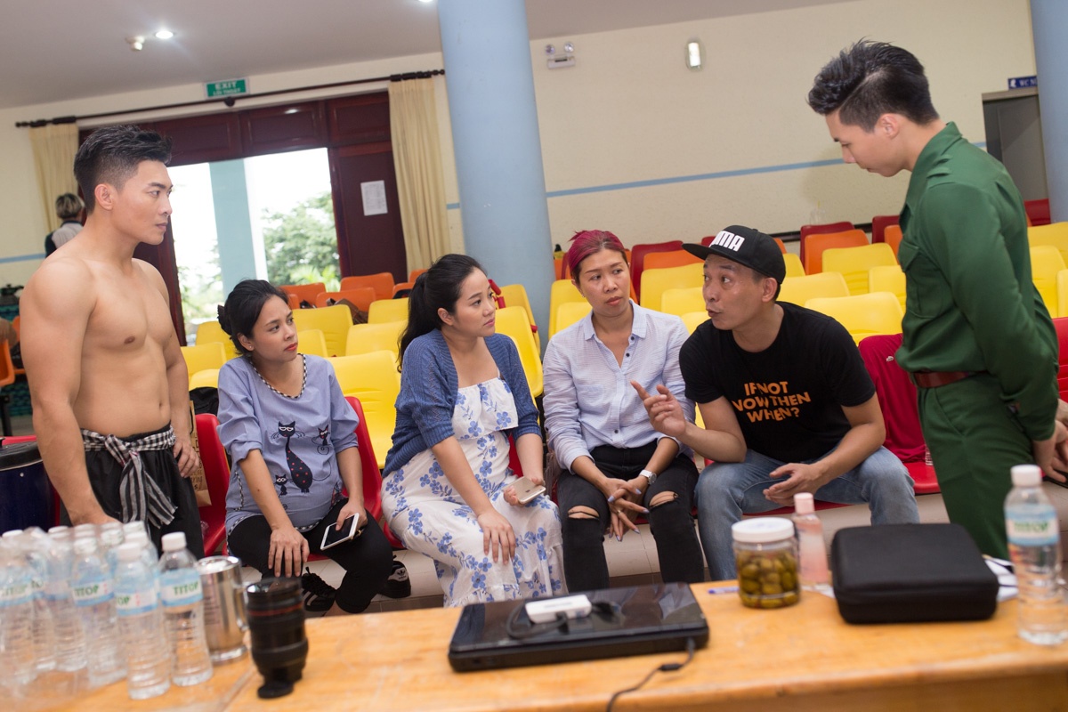 MC Hong Phuong giup chong lam liveshow anh 1