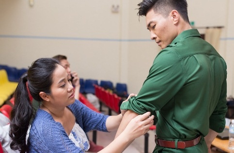 MC Hong Phuong bau 6 thang van giup chong chuan bi live show hinh anh