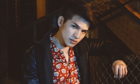 Quoc Thien bat tay Tien Cookie trong san pham moi hinh anh