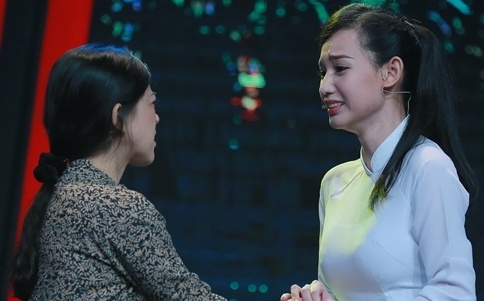 Quynh Chi khoc vi lay chong gia trong tieu pham hinh anh