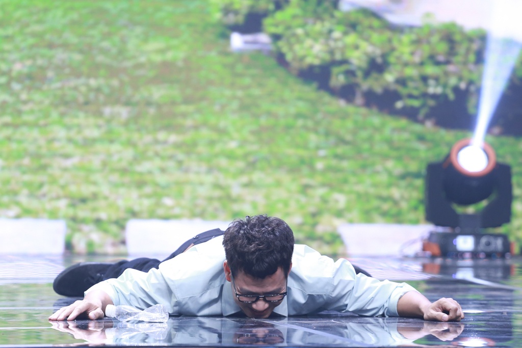 Xuan Bac duoc dien vien tre hon anh 7