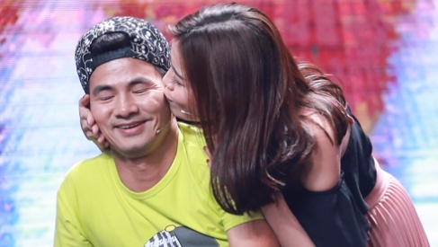 Xuan Bac duoc dien vien tre hon tren san khau hinh anh