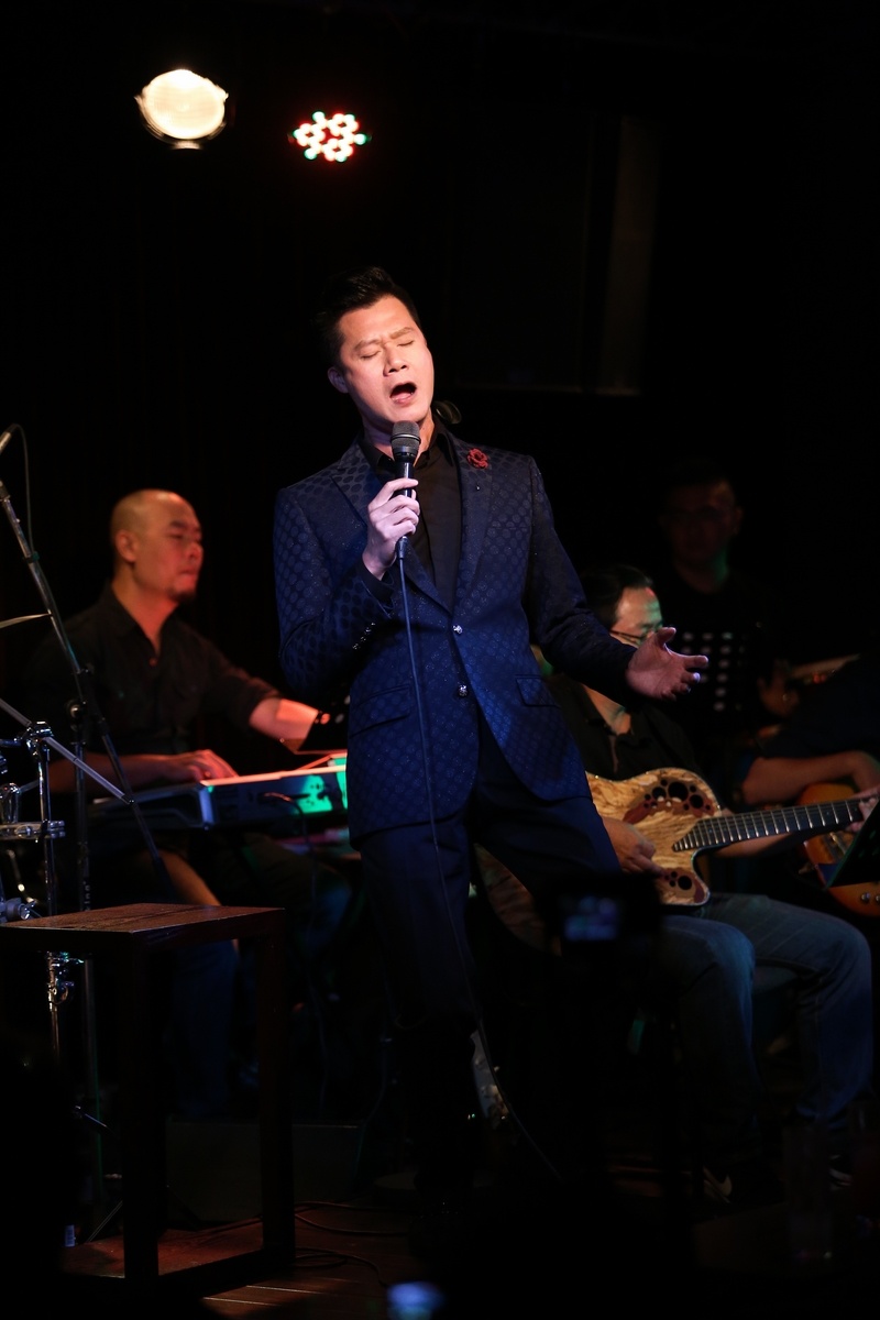 Quang Dung trong dem nhac Quoc Bao anh 2