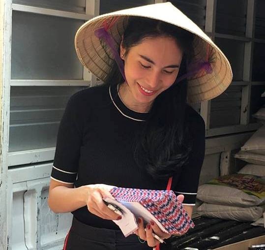 Thủy Tiên bị chỉ trích khi làm từ thiện ảnh 2 Thuy Tien bi chi trich khi lam tu thien anh 2