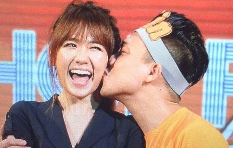 Tran Thanh hon Hari Won trong buoi hop fan hinh anh