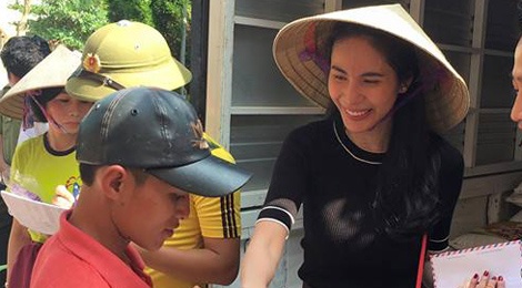 Thuy Tien bi chi trich lam tu thien nhu bo thi hinh anh