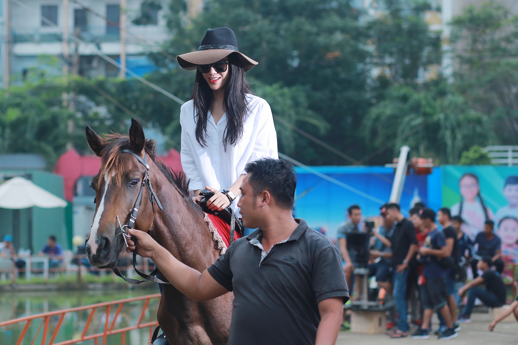 Diep Lam Anh cham soc ban dien anh 6