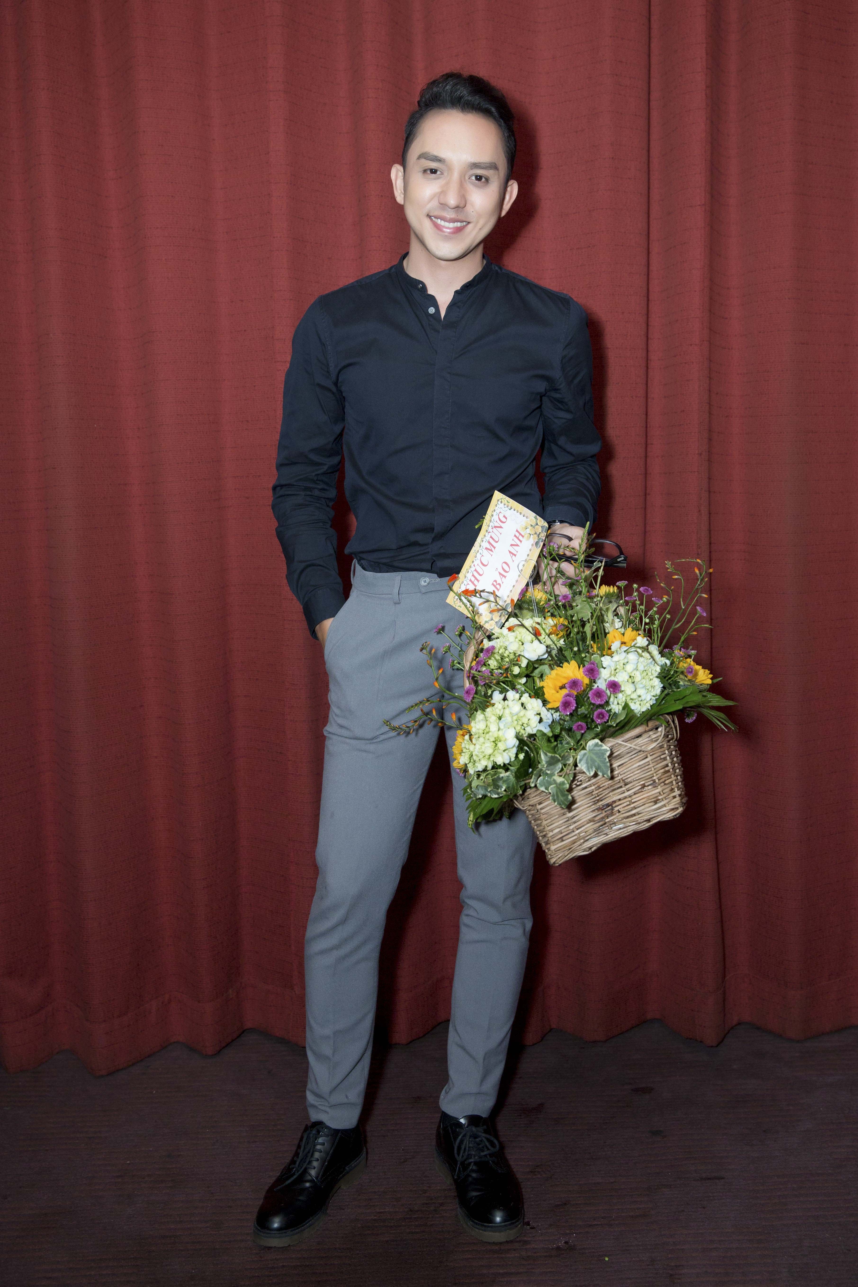 Bao Anh om Mr.Siro trong dem nhac anh 4