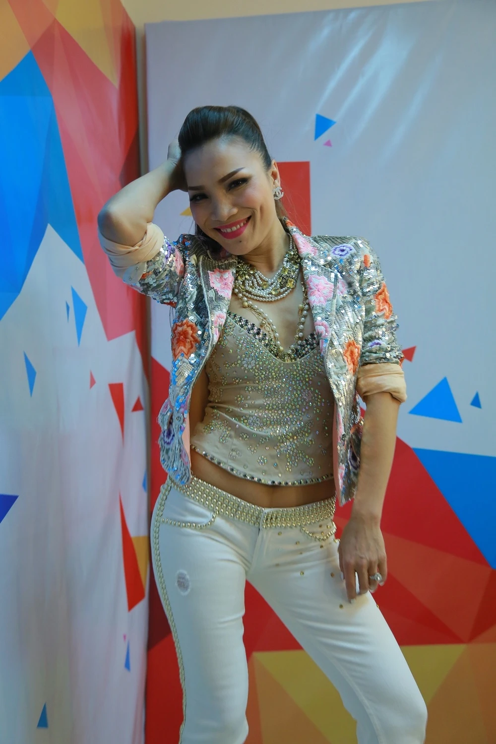 Viet Huong don sinh nhat tren ghe nong anh 2