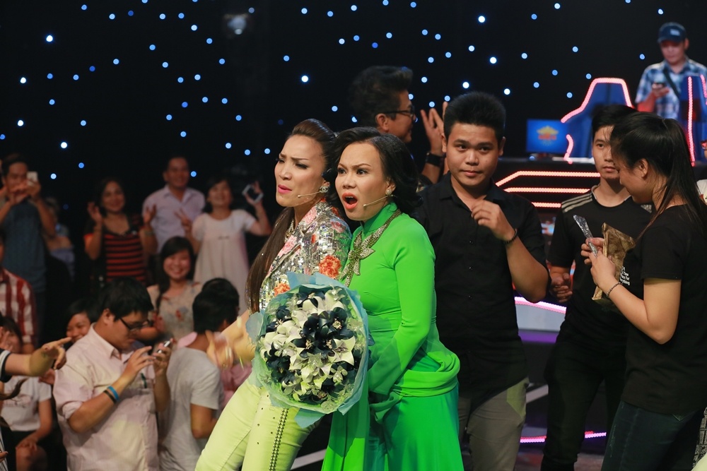 Viet Huong don sinh nhat tren ghe nong anh 7