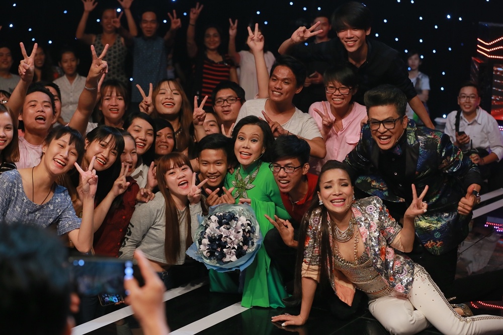 Viet Huong don sinh nhat tren ghe nong anh 8