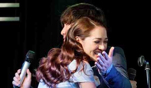 Bao Anh om Mr. Siro tren san khau hinh anh