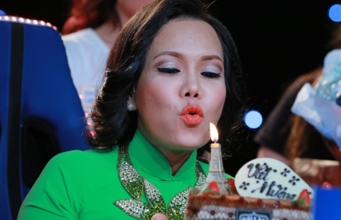 Viet Huong don sinh nhat tren ghe nong hinh anh