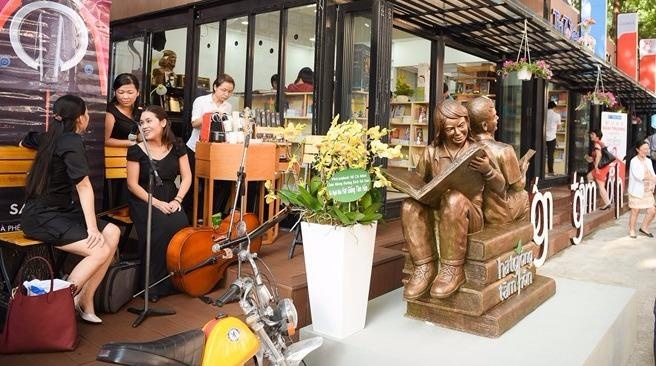 To chuc dem nhac ung ho mien Trung tai duong sach TP.HCM hinh anh