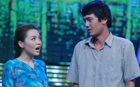 Quang Tuan bi giam khao che khi hat cung vo hinh anh