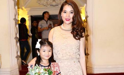 Truong Ngoc Anh dua con gai di xem kich 'Giac mo' hinh anh
