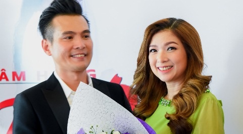 Pham Thanh Thao ve nuoc chuc mung Lam Hung ra mat album hinh anh