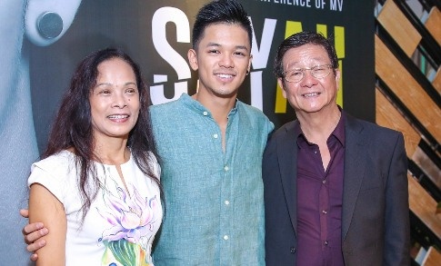 Bo me ve nuoc chuc mung Trong Hieu ra mat MV moi hinh anh