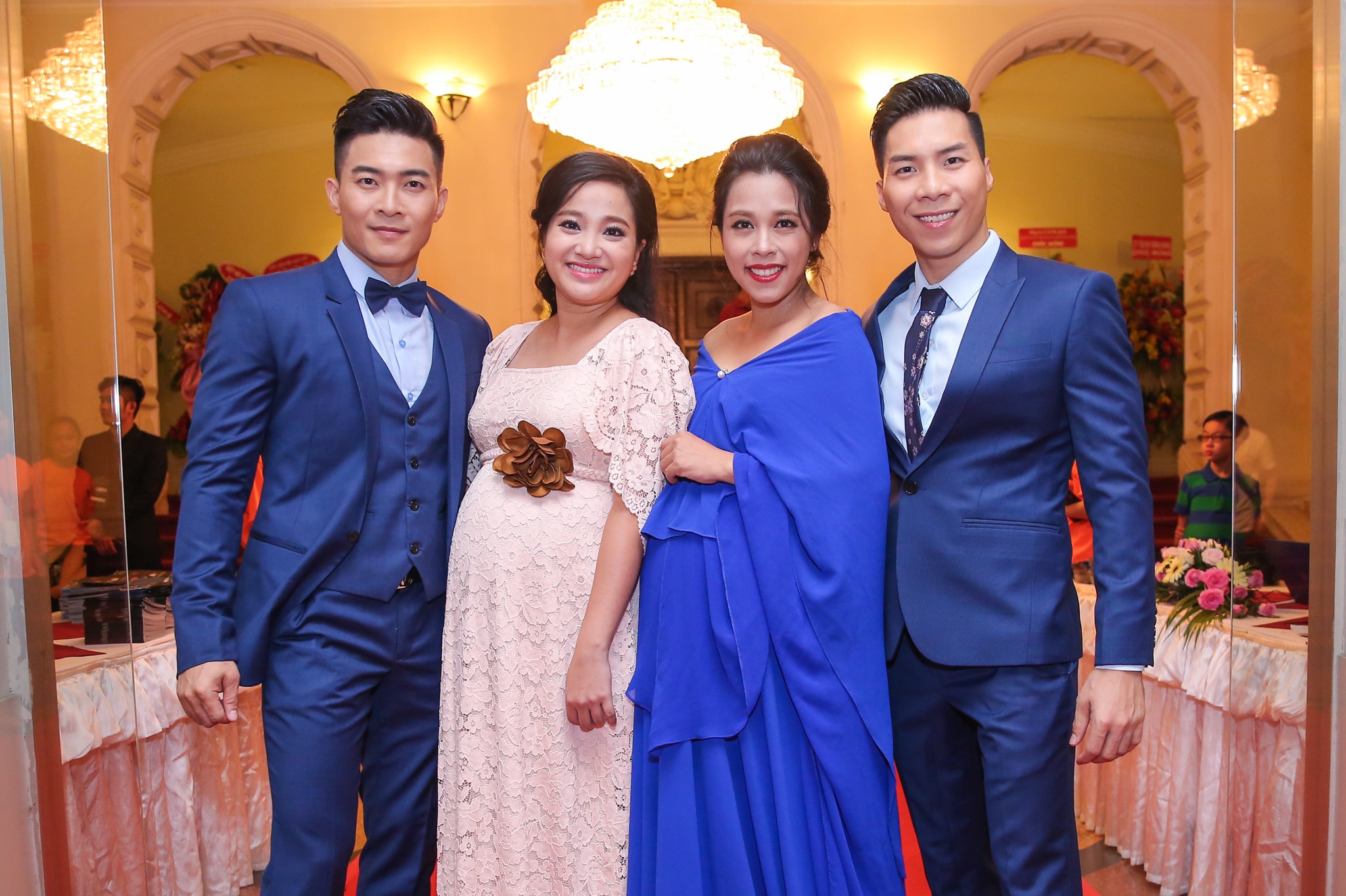 Sao Việt đi xem kịch xiếc ảnh 1 Sao Viet di xem kich xiec anh 1