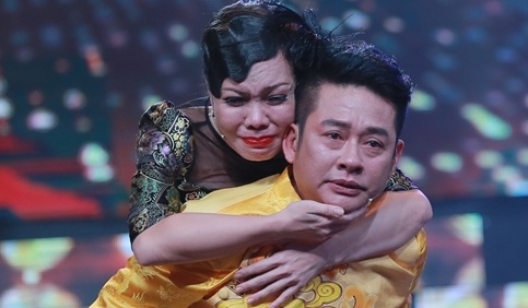 Viet Huong khoc nuc no khi duoc Tan Beo cong tren san khau hinh anh