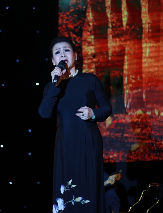 Ho Ngoc Ha lan dau song ca voi Khanh Ly anh 2