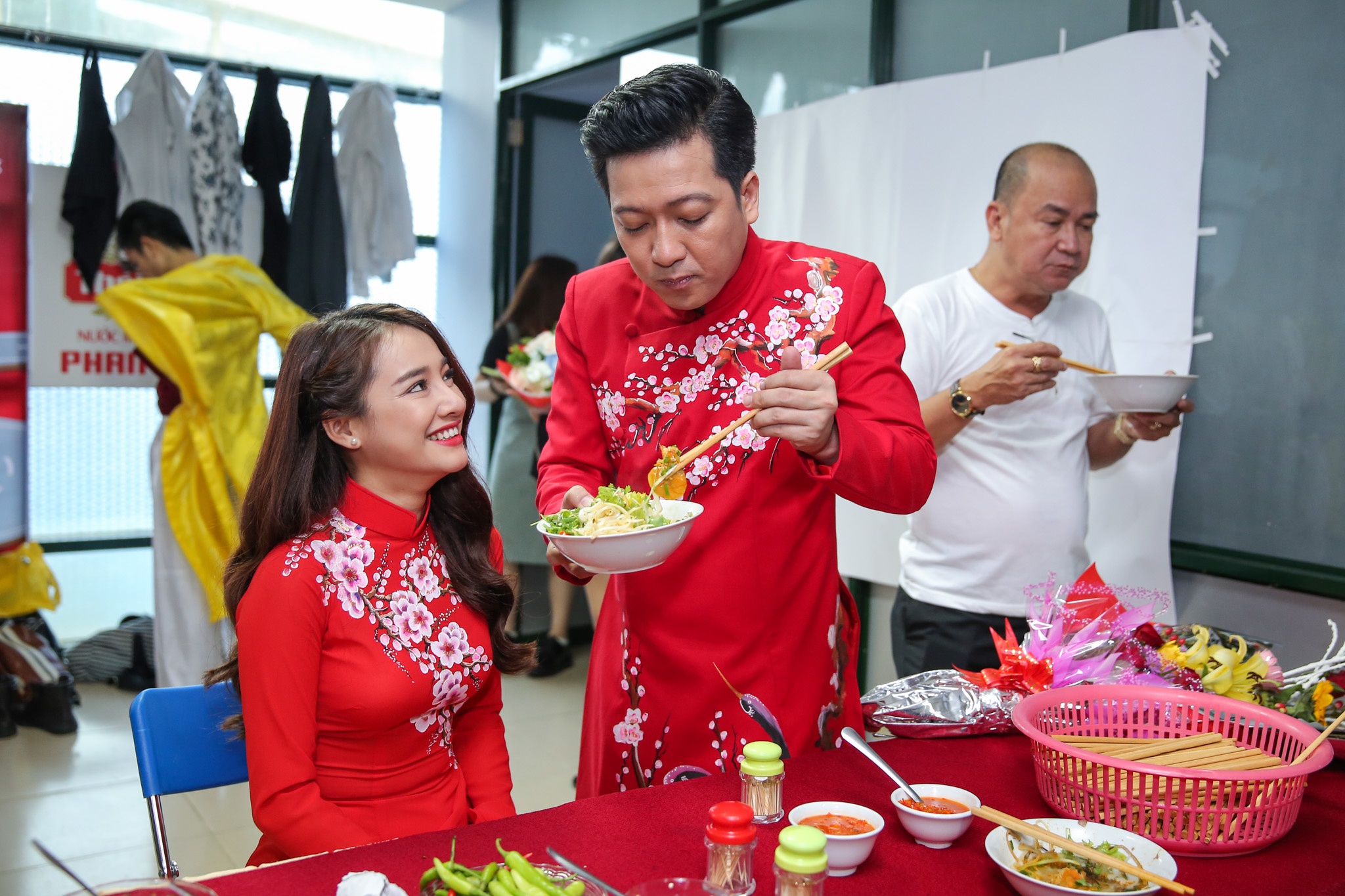 Nhã Phương chăm sóc Trường Giang trong hậu trường ảnh 4 Nha Phuong cham soc Truong Giang trong hau truong anh 4