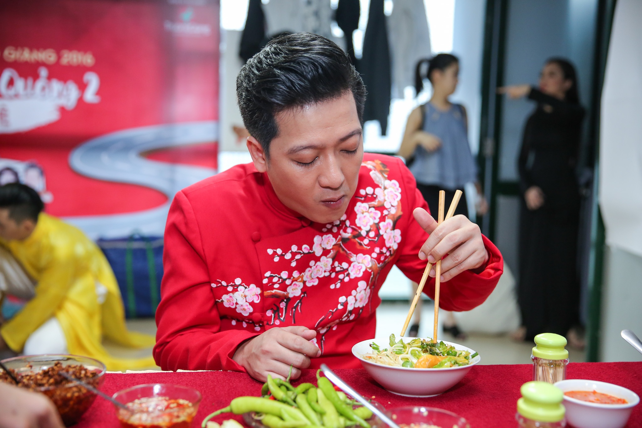 Nhã Phương chăm sóc Trường Giang trong hậu trường ảnh 3 Nha Phuong cham soc Truong Giang trong hau truong anh 3