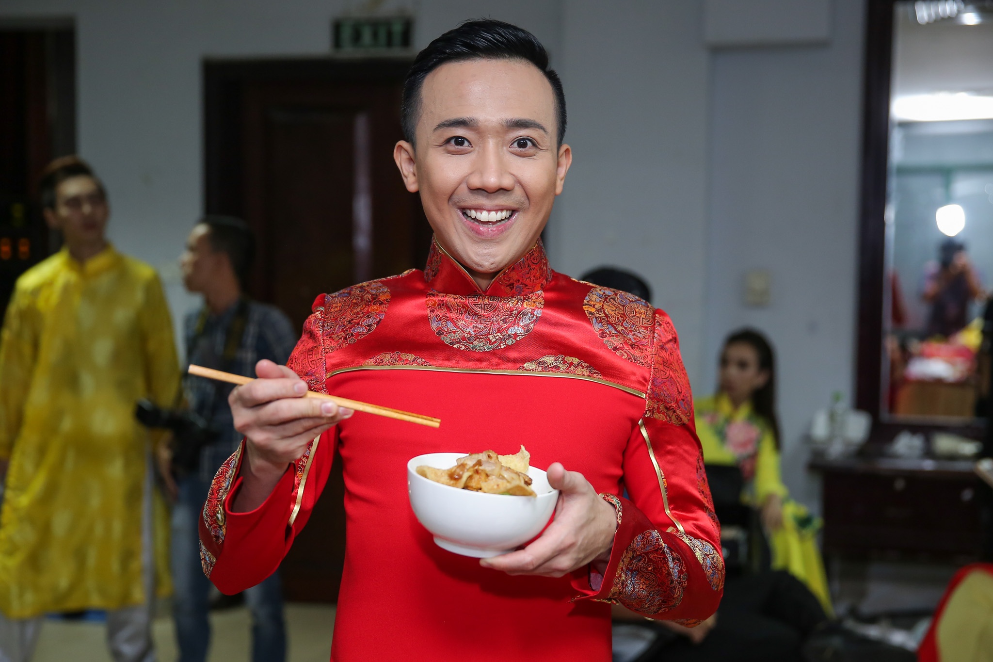 Nhã Phương chăm sóc Trường Giang trong hậu trường ảnh 7 Nha Phuong cham soc Truong Giang trong hau truong anh 7