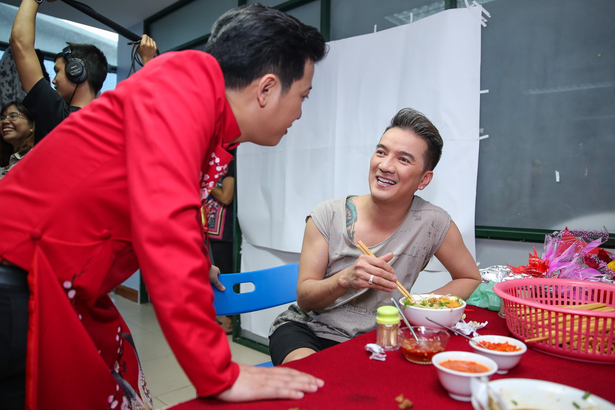 Nhã Phương chăm sóc Trường Giang trong hậu trường ảnh 9 Nha Phuong cham soc Truong Giang trong hau truong anh 9