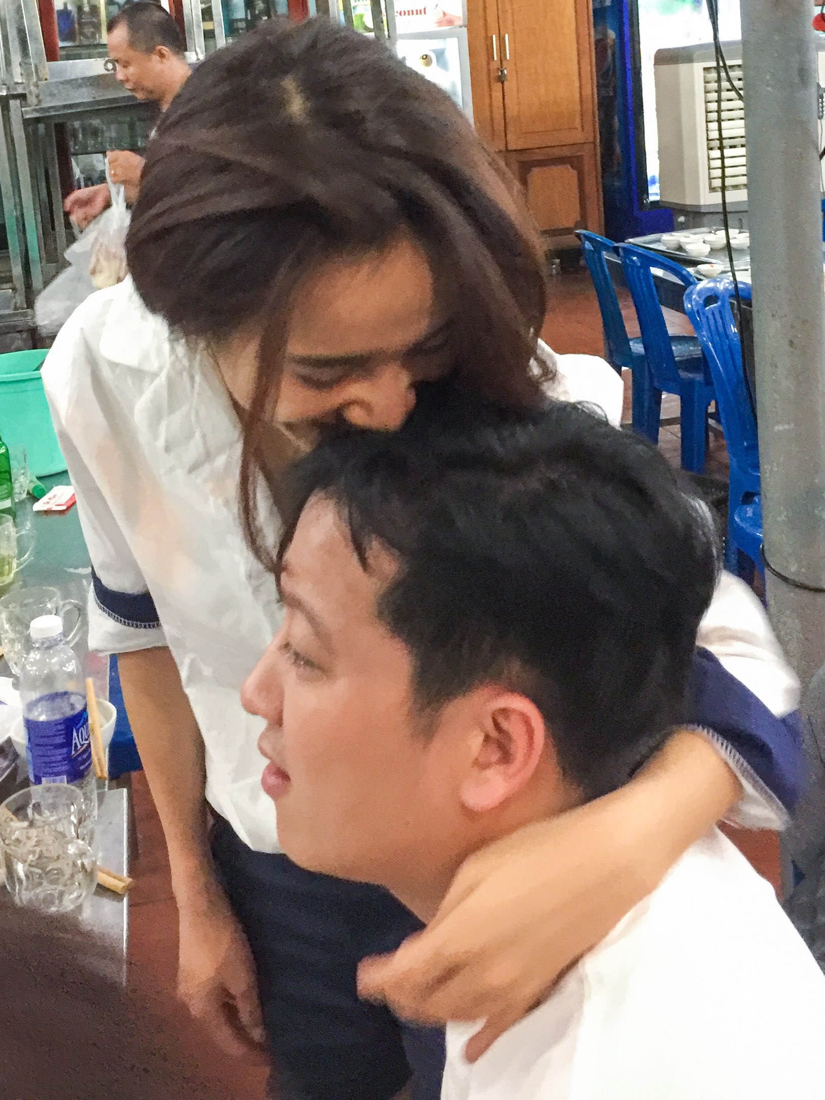 Nha Phuong om hon Truong Giang khi di an khuya anh 8