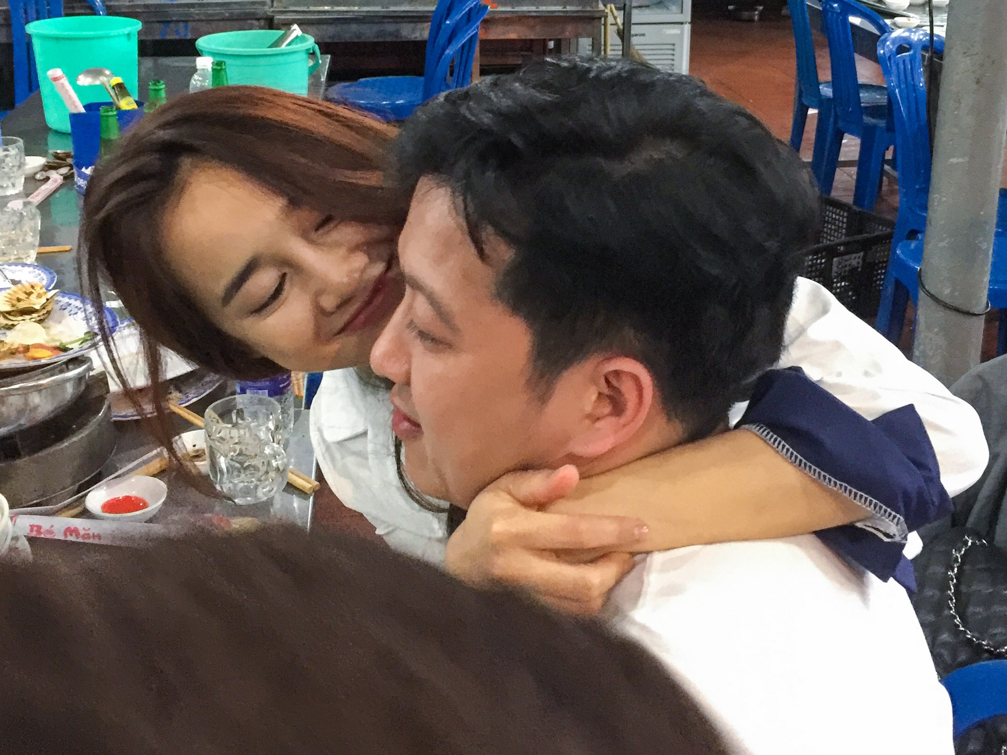 Nha Phuong om hon Truong Giang khi di an khuya anh 7