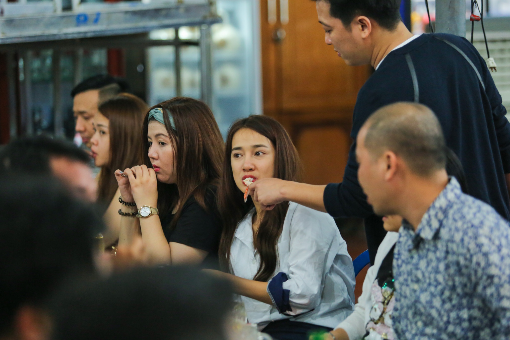 Nha Phuong om hon Truong Giang khi di an khuya anh 5