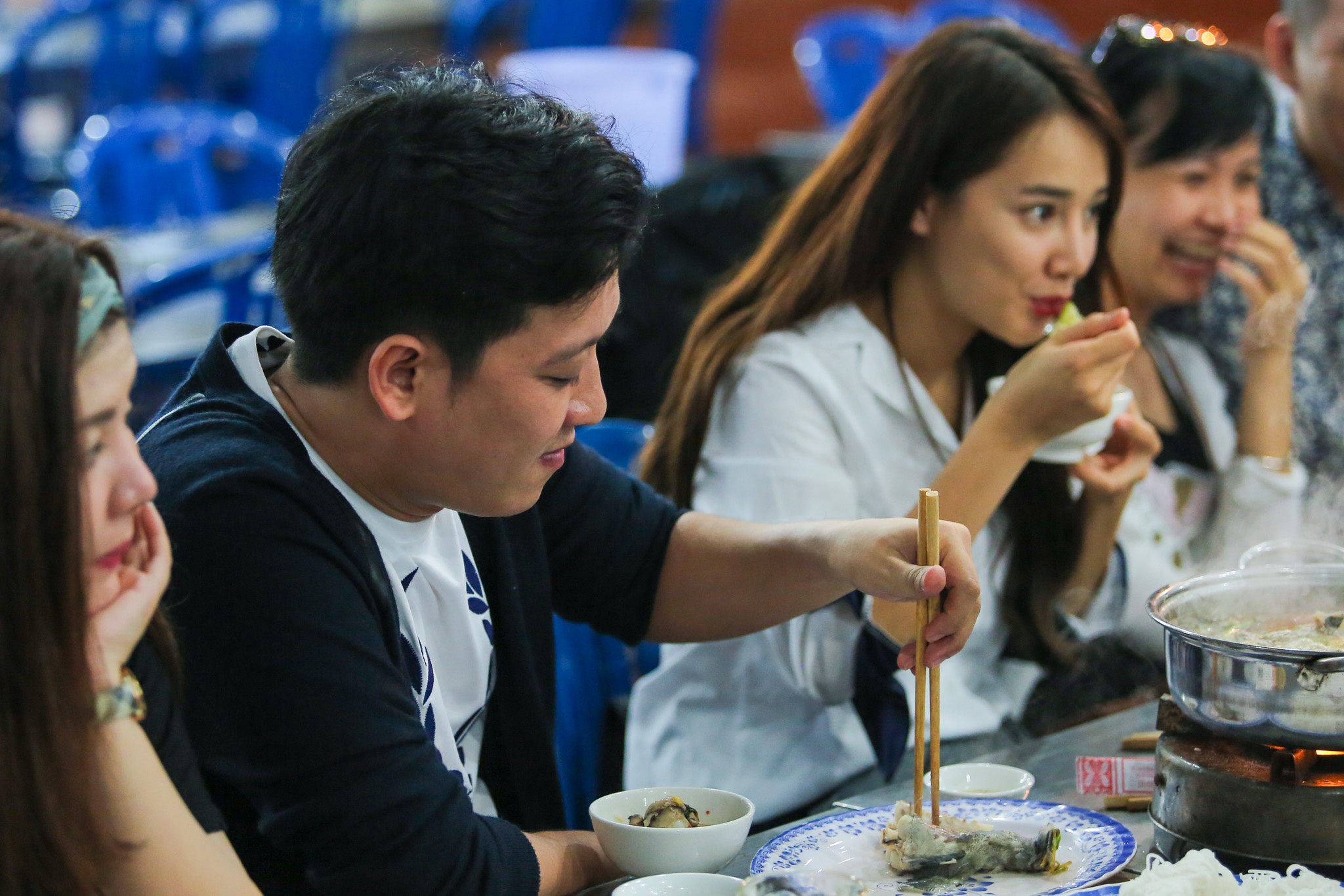 Nha Phuong om hon Truong Giang khi di an khuya anh 3