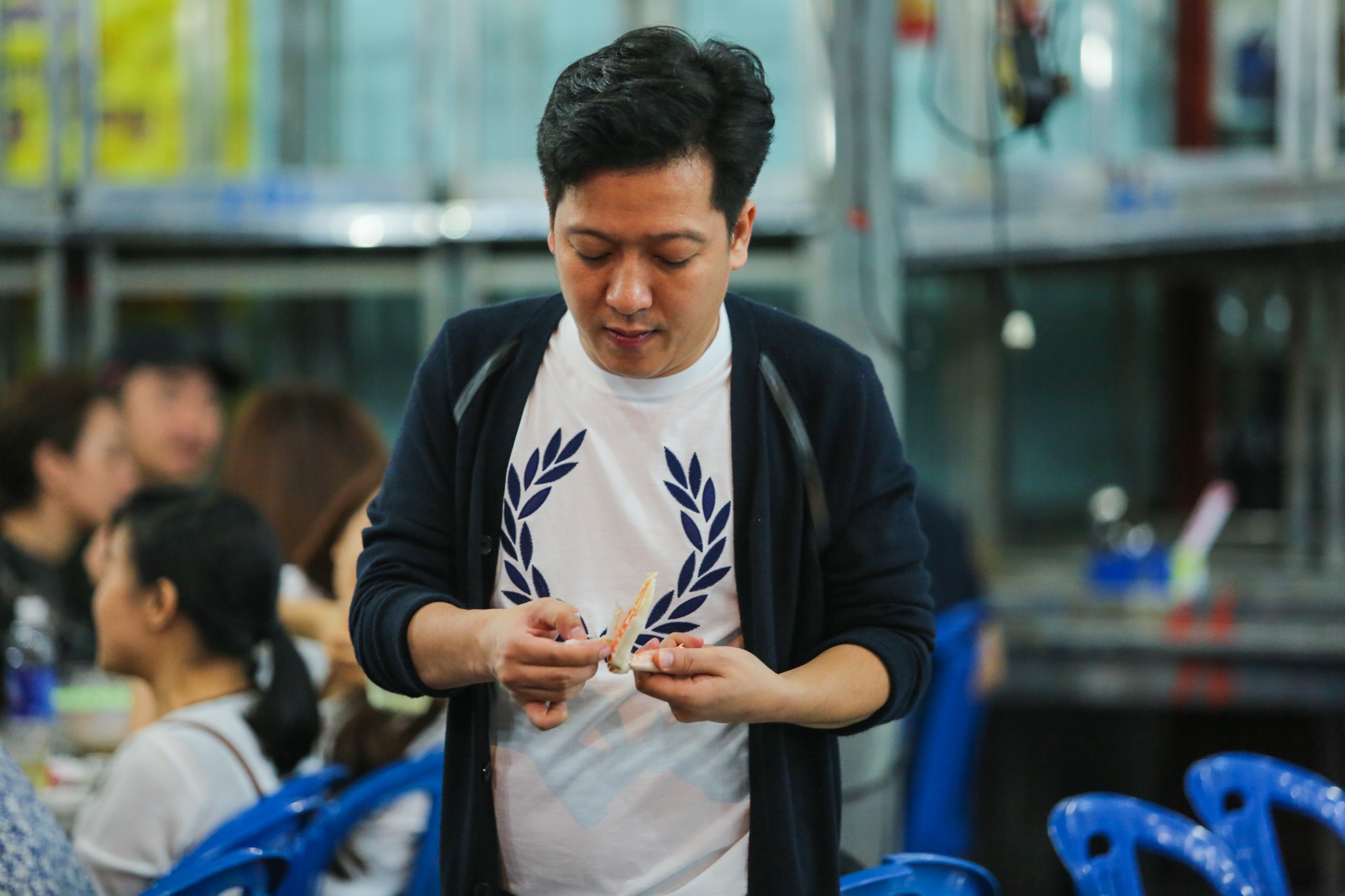 Nha Phuong om hon Truong Giang khi di an khuya anh 1