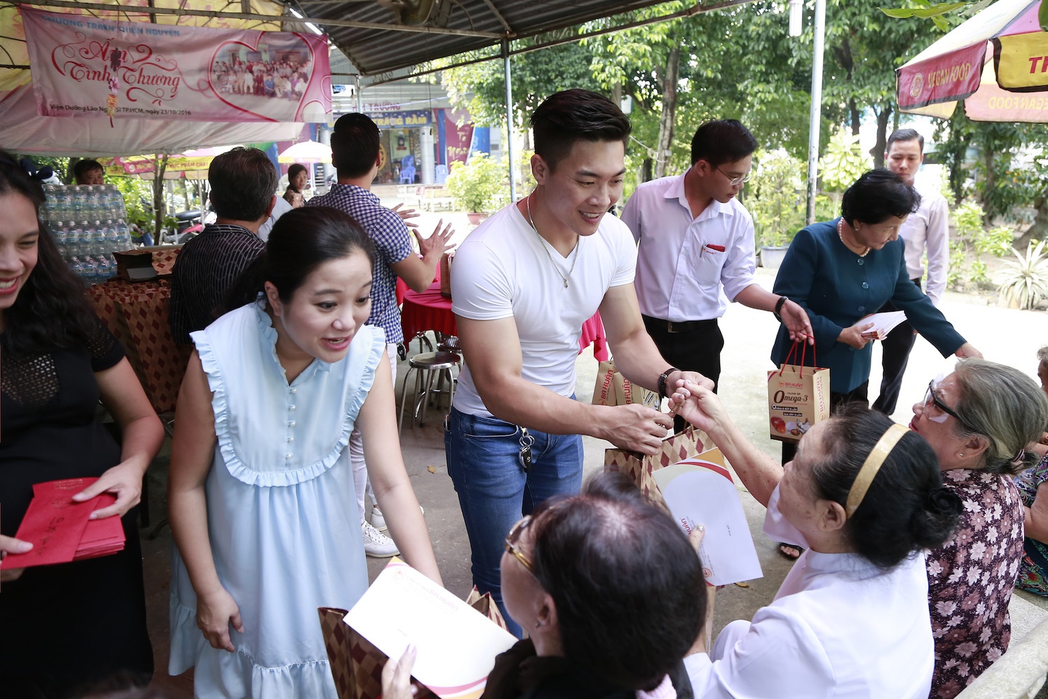 MC Hồng Phượng bầu 8 tháng vẫn đi từ thiện ảnh 1 MC Hong Phuong bau 8 thang van di tu thien anh 1