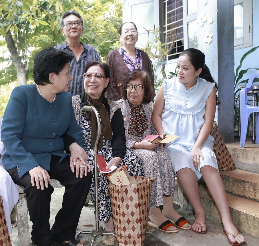 MC Hồng Phượng bầu 8 tháng vẫn đi từ thiện ảnh 2 MC Hong Phuong bau 8 thang van di tu thien anh 2