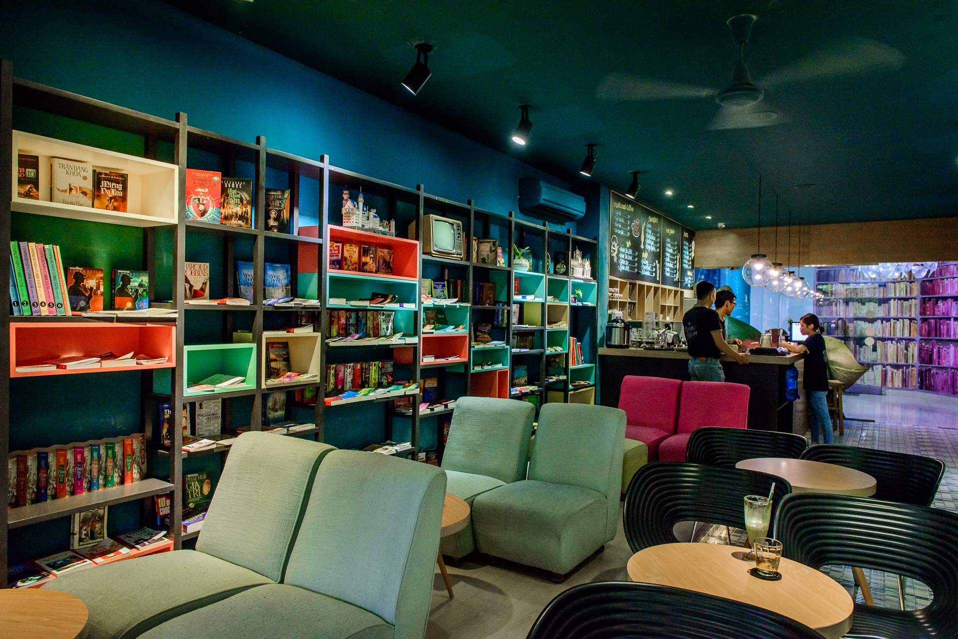 Khong gian mau xanh cua ca phe sach anh 3